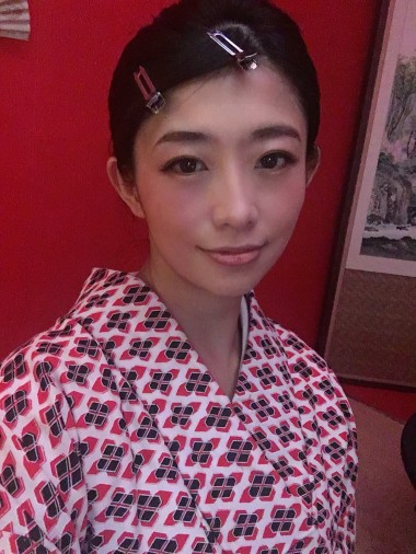 壁が赤 着物も赤 そしてわたしの頬も 範田紗々 はんだささ 女優 Official ブログ By ダイヤモンドブログ
